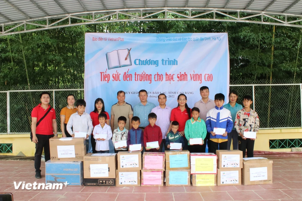 Báo Điện tử VietnamPlus “Tiếp sức đến trường cho học sinh vùng cao” tại các huyện biên giới Bảo Lạc, tỉnh Cao Bằng. (Ảnh: PV/Vietnam+)
