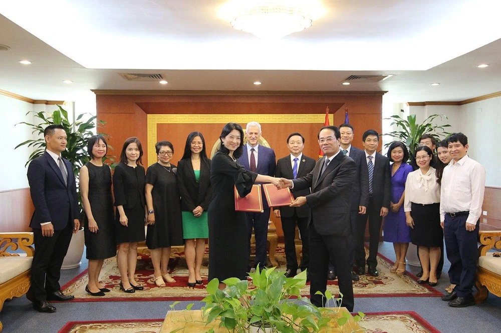 Bộ Tài nguyên Môi trường và Ngân hàng Standard Chartered Việt Nam ký kết Biên bản ghi nhớ về ứng phó với biến đổi khí hậu. (Ảnh: KT)