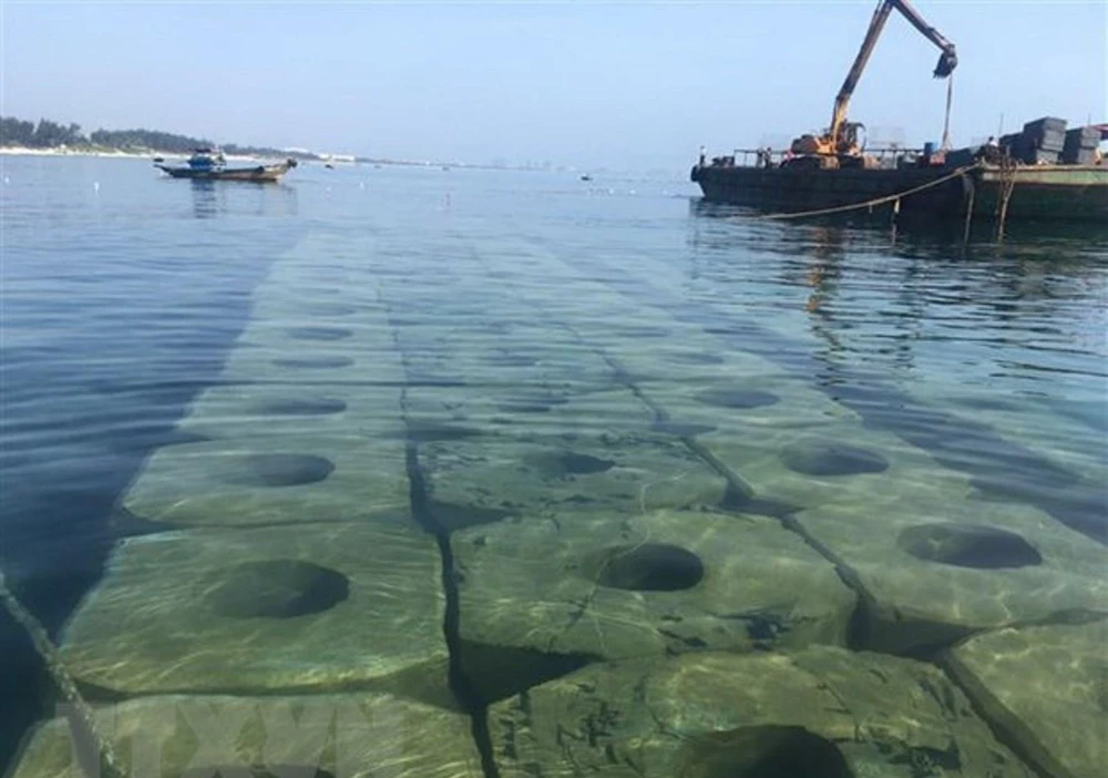 Các khối bêtông bên ngoài bề mặt một đoạn đê ngầm ở biển Cửa Đại. (Ảnh minh họa. Nguồn: TTXVN)