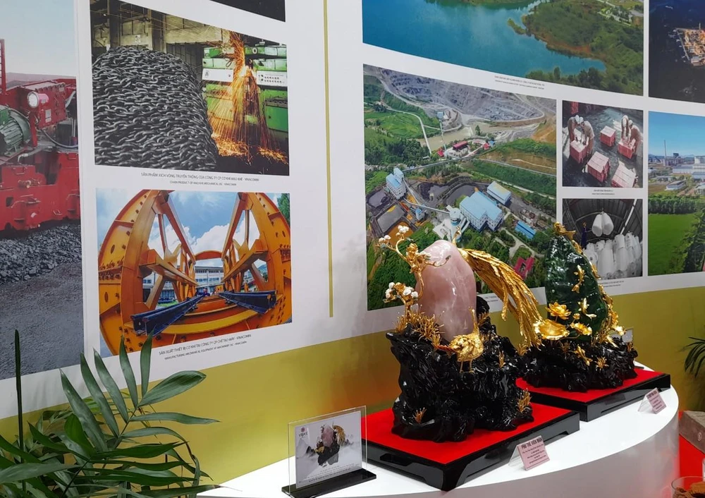 Sản phẩm, hình ảnh về các loại thiết bị, công nghệ tiên tiến trong hoạt động khai thác khoáng sản được trưng bày tại triển lãm Mining Vietnam 2022. (Ảnh: Hùng Võ/Vietnam+)