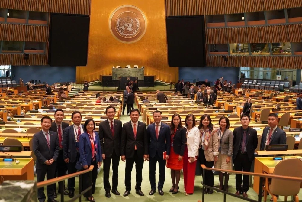 Đoàn Việt Nam tham dự phiên họp bỏ phiếu và công bố kết quả thành viên Hội đồng Nhân quyền Liên Hợp Quốc tại Trụ sở Liên Hợp quốc ở New York, Hoa Kỳ. (Ảnh: TTXVN phát)