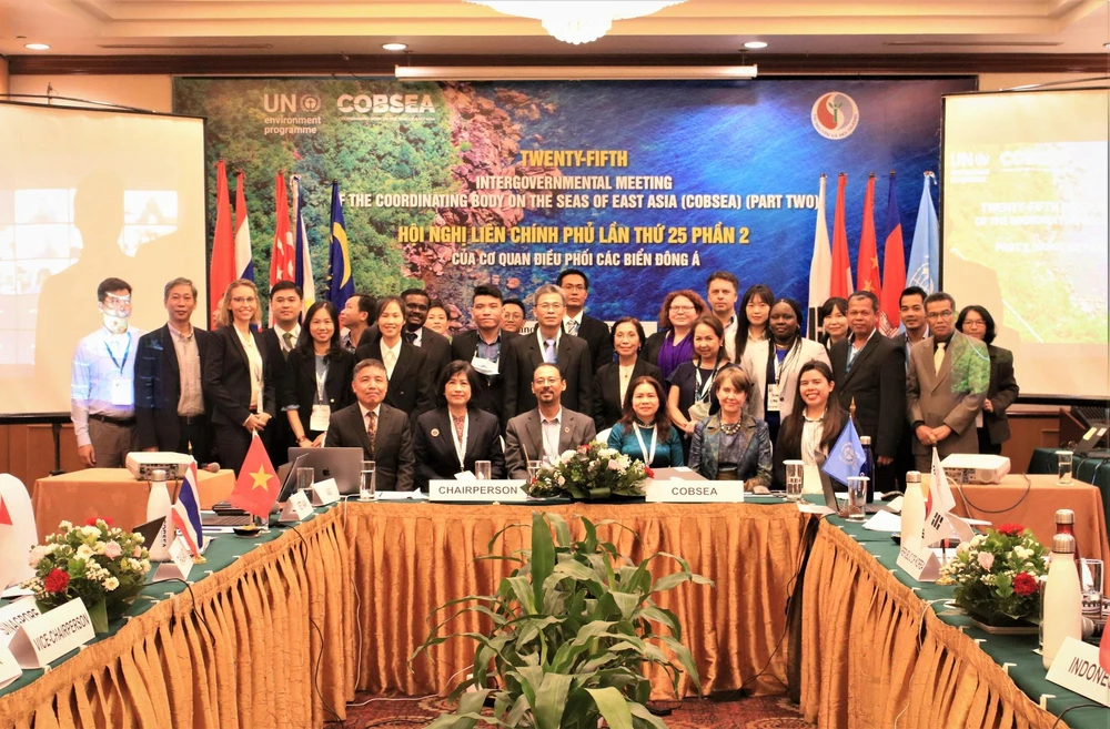 Các đại biểu đến từ 9 nước thành viên chụp ảnh lưu niệm tại hội nghị. (Nguồn: BTNMT)