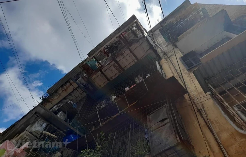Nhiều nhà chung cư cũ ở thành phố Hà Nội đã xuống câp nghiêm trọng. (Nguồn ảnh: Hùng Võ/Vietnam+)