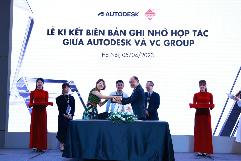Lê ký kết thúc đẩy ứng dụng công nghệ trong hành trình chuyển đổi số trong ngành xây dựng giữa Tổng Công ty tư vấn xây dựng Việt Nam và Autodesk. (Ảnh: PV/Vietnam+)
