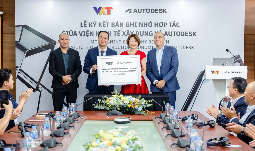 Lễ ký kết bản ghi nhớ hợp tác giữa Viện Kinh tế Xây dựng thuộc Bộ Xây dựng và Autodesk. (Ảnh: Vietnam+ phát)