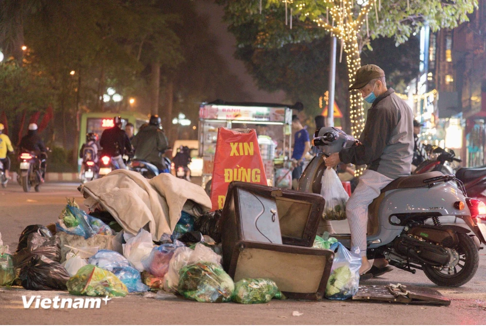 Hình ảnh người dân vứt rác thải tại phố Tân Mai, quận Hoàng Mai, Hà Nội. (Ảnh: Thanh Thảo/Vietnam+)