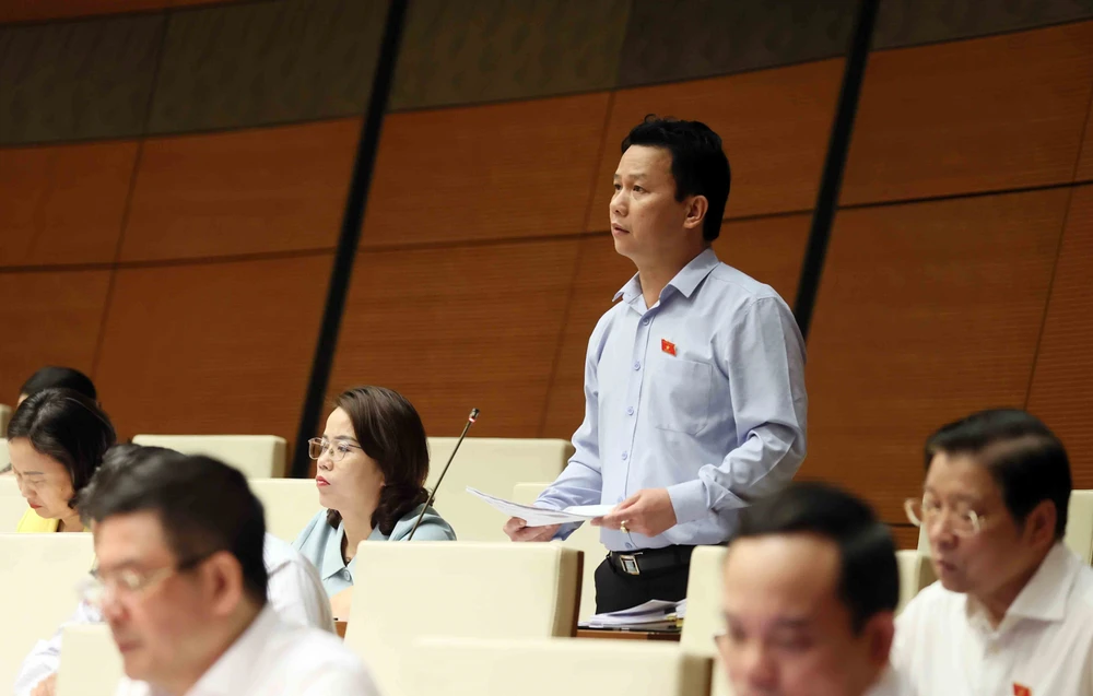 Bộ trưởng Đặng Quốc Khánh giải trình, làm rõ một số vấn đề đại biểu Quốc hội nêu. (Ảnh: An Đăng/TTXVN)