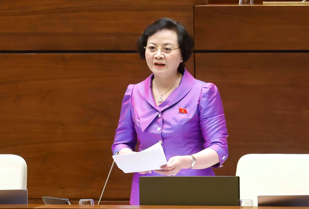 Bộ trưởng Bộ Nội vụ Phạm Thị Thanh Trà giải trình, làm rõ một số vấn đề đại biểu Quốc hội nêu. (Ảnh: Doãn Tấn/TTXVN)