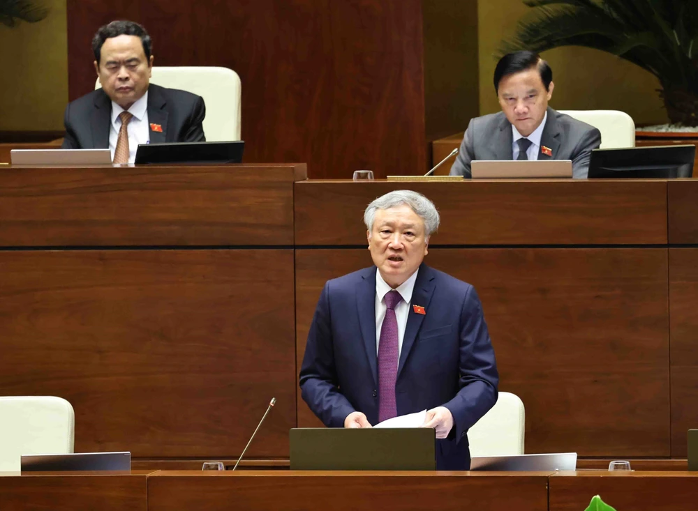 Chánh án Tòa án Nhân dân tối cao Nguyễn Hòa Bình giải trình, làm rõ một số vấn đề đại biểu Quốc hội nêu. (Ảnh: Minh Đức/TTXVN)