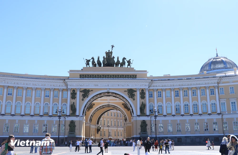 Quảng trường Cung điện Mùa Đông ở thành phố Saint Petersburg, Liên bang Nga. (Ảnh: Hùng Võ/Vietnam+)