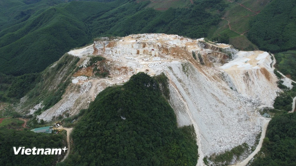 Một điểm mỏ khai thác đá ở huyện Quỳ Hợp, tỉnh Nghệ An. (Ảnh: PV/Vietnam+)