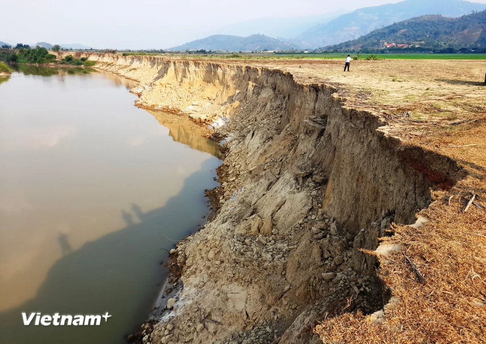 Một đoạn sạt lở bờ sông do khai thác cát ở tỉnh Đắk Lắk. (Ảnh: Hùng Võ/Vietnam+)