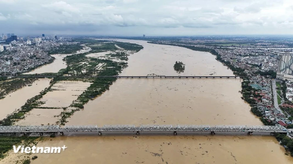 Mực nước trên sông Hồng tại Hà Nội tại thời điểm 7 giờ ngày 12/9, đang dừng lại ở mức 11,20m. (Ảnh: Hoài Nam/Vietnam+)