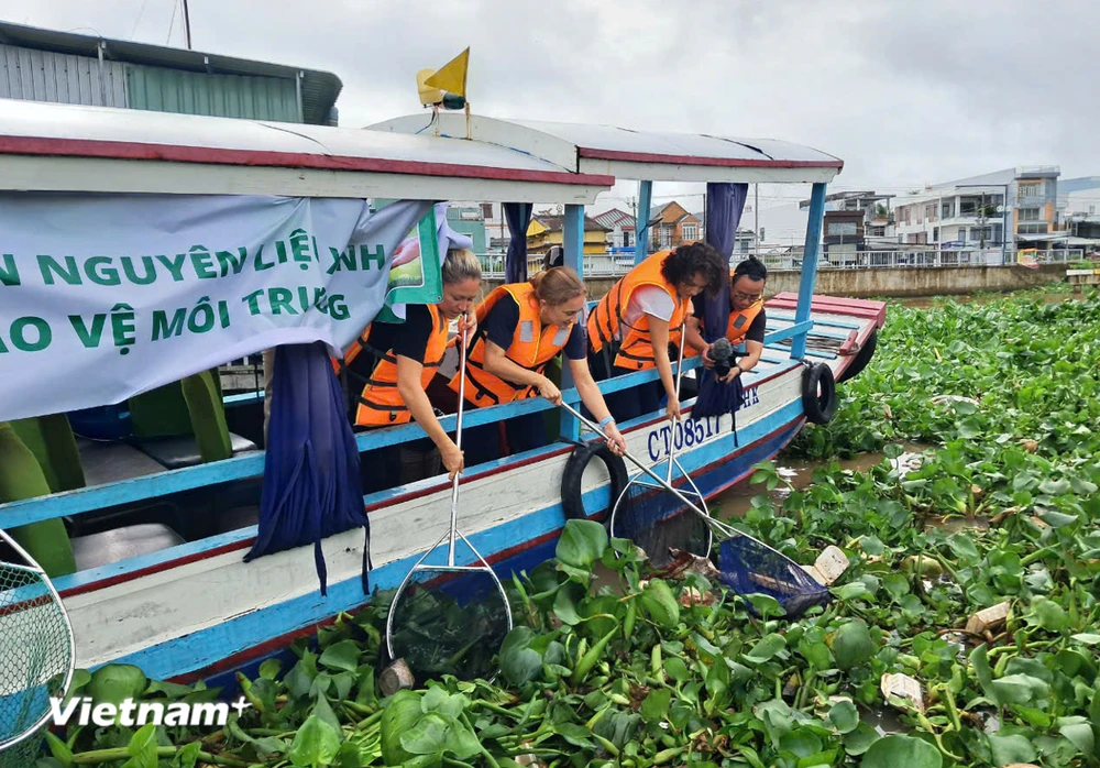 Hoạt động thu gom rác thải, vệ sinh môi trường tại khu vực chợ nổi Cái Răng, quận Ninh Kiều. (Ảnh: Hùng Võ/Vietnam+)