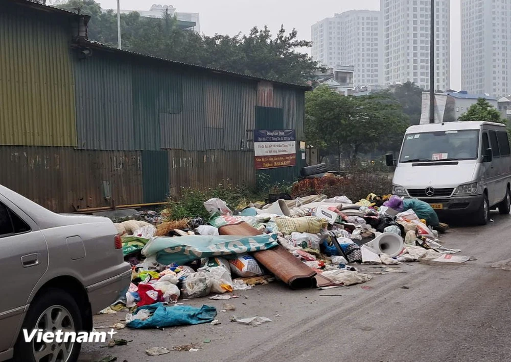 Hà Nội: Sau phản ánh của VietnamPlus, nhiều “điểm đen” rác thải đã được xử lý