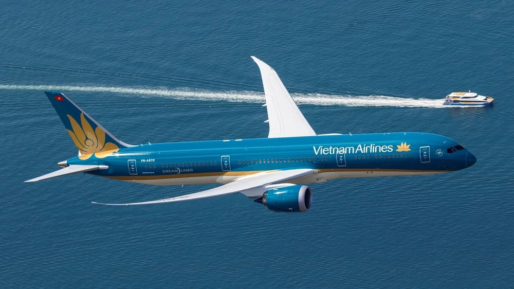 Hành khách sẽ có nhiều cơ hội đi du lịch qua việc mua vé máy bay giá rẻ của Vietnam Airlines. (Ảnh: Đức Anh)