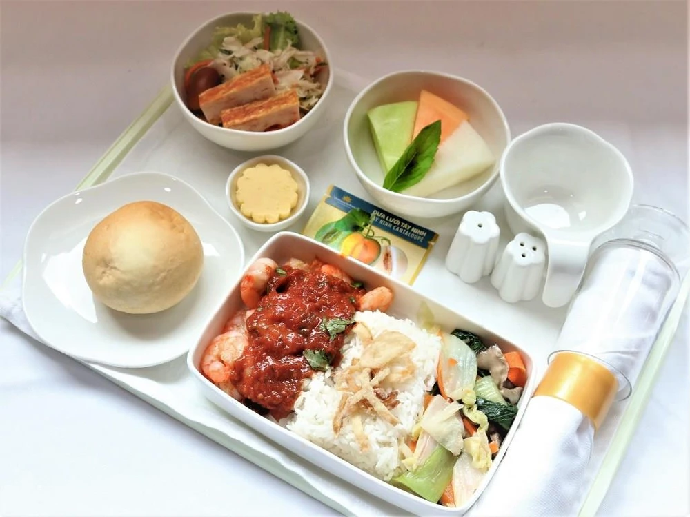 Đặc sản dưa lưới Tây Ninh và thanh long Bình Thuận sẽ có mặt trên suất ăn dành cho hạng Thương gia của Vietnam Airlines. (Ảnh: Anh Tuấn)