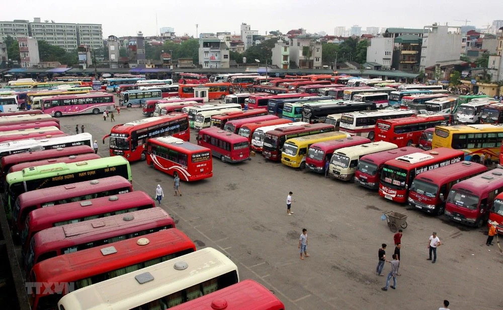 Hàng trăm nhà xe hoạt động tại Bến xe Giáp Bát, Nước Ngầm đăng ký nhưng không hoạt động theo đúng quy định. (Ảnh: TTXVN)