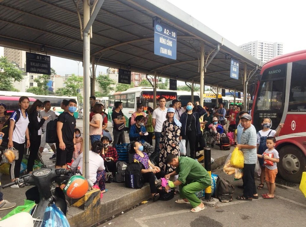 Rất đông người dân đã đổ xô về bến xe để nghỉ ngày lễ 30/4 và 1/5. (Ảnh: Việt Hùng/Vietnam+)