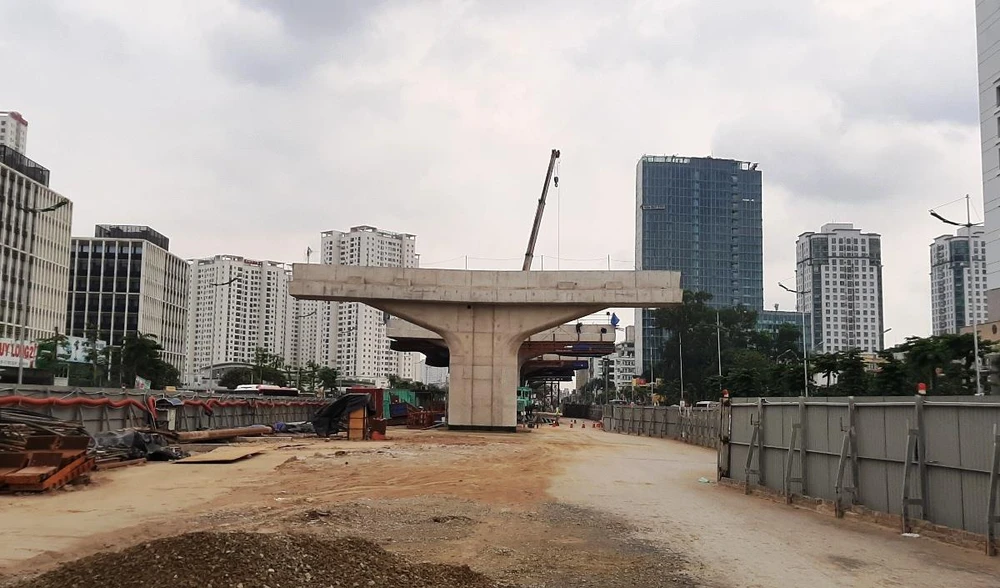 Phần thân trụ của dự án xây dựng cầu cạn đoạn Mai Dịch-Nam Thăng Long đang dần dần lộ rõ hình hài. (Ảnh: Việt Hùng/Vietnam+)