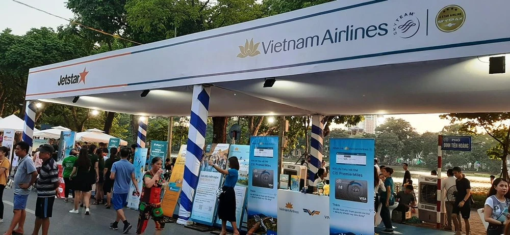 Các gian hàng của Vietnam Airlines và Jetstar Pacific sẽ bán nhiều loại vé máy bay ưu đãi, hấp dẫn. (Ảnh: Việt Hùng/Vietnam+)