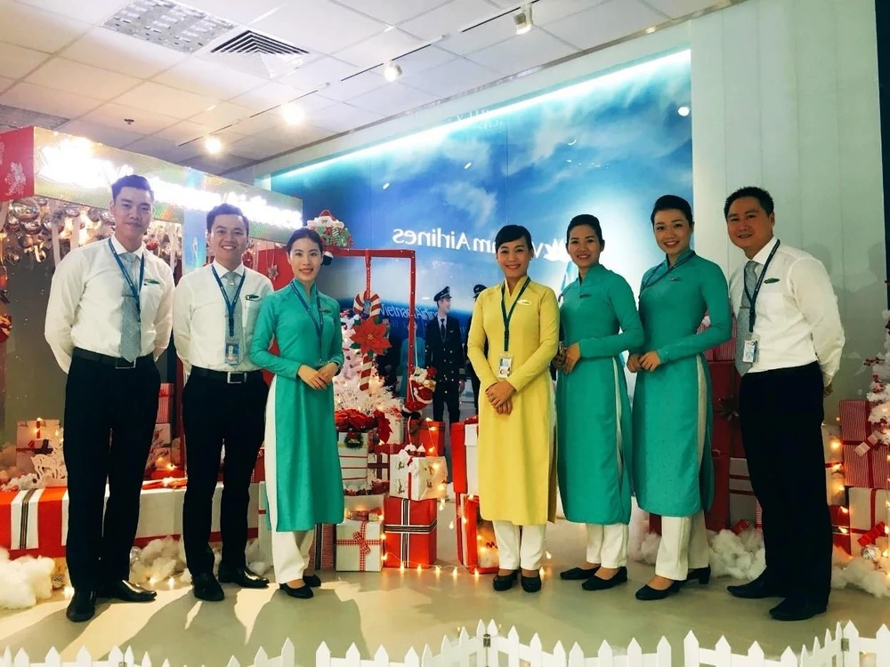 Tiếp viên hàng không Trần Trà My của Vietnam Airlines, người đứng thứ 3 từ trái sang. (Ảnh: Nhân vật cung cấp)
