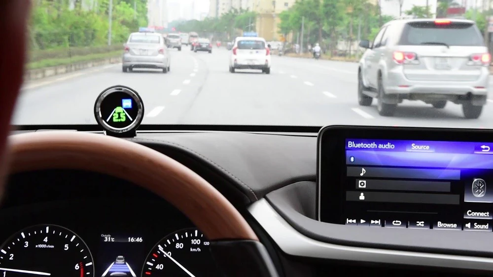 Thiết bị Mobileye-Intel được lắp đặt trên xe giúp hỗ trợ lái xe an toàn. (Ảnh: Văn Minh/Vietnam+)
