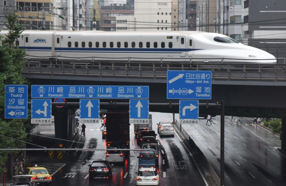 Trong ảnh (tư liệu): Tàu cao tốc Shinkansen di chuyển tại thủ đô Tokyo, Nhật Bản. (Ảnh: AFP/ TTXVN)