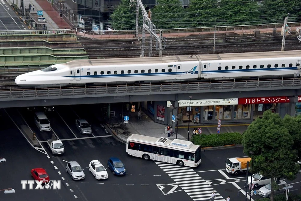 Tàu cao tốc Shinkansen di chuyển tại thủ đô Tokyo, Nhật Bản. (Ảnh: AFP/TTXVN)