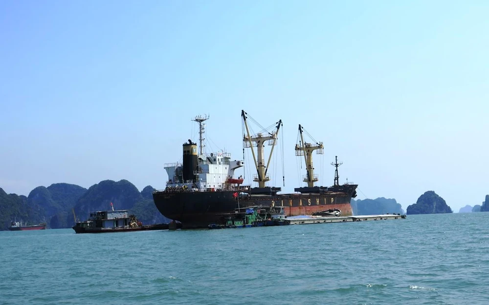 Tàu sông pha biển không chỉ lợi thế vào sâu trong các cảng nội địa mà còn mang tính giá trị kinh tế cao cả về chi phí đóng tàu và chi phí cầu cảng. (Ảnh: Việt Hùng/Vietnam+)