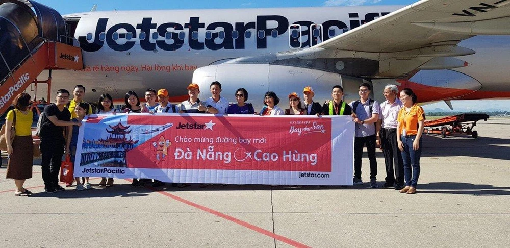 Những hành khách đầu tiên trên đường bay thẳng Đà Nẵng-Cao Hùng của hãng hàng không Jetstar Pacific. (Ảnh: CTV/Vietnam+)