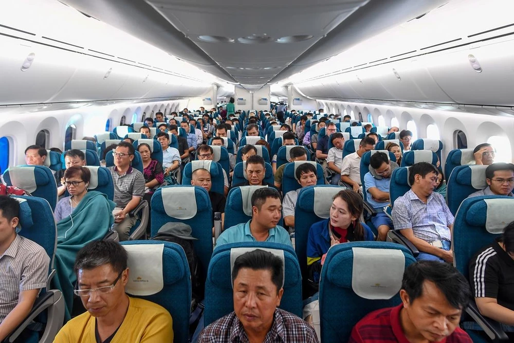 Những hành khách trên chuyến bay thương mại đầu tiên máy bay Boeing 787-10 của Vietnam Airlines. (Ảnh: Minh Tuấn/Vietnam+)