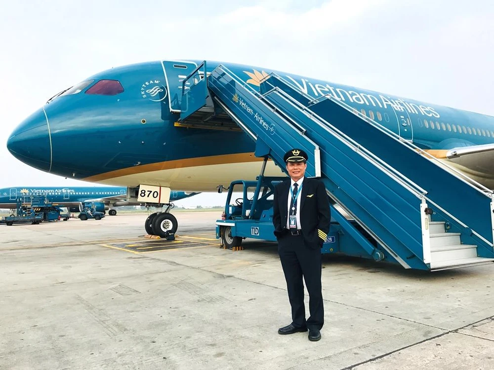 Cơ trưởng Đặng Ngọc Cơ vinh dự và tự hào lái chiếc máy bay Boeing 787-10 đầu tiên của Vietnam Airlines. (Ảnh: ĐB).