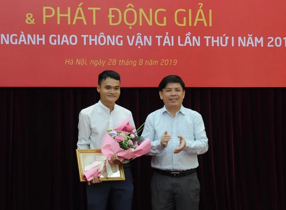 Bộ trưởng Bộ Giao thông Vận tải Nguyễn Văn Thể trao giải Nhất Giải báo chí viết về nghành giao thông vận tải trên Báo Giao thông. (Ảnh: Việt Hùng/Vietnam+)