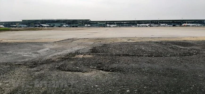 Bề mặt bêtông nhựa bong tróc là điều dễ thấy ở một số đường lăn tại sân bay Nội Bài nhưng chưa được sửa chữa do ngân sách thiếu vốn, trong khi ACV lại vướng cơ chế dù có tiền. (Ảnh: Việt Hùng/Vietnam+)