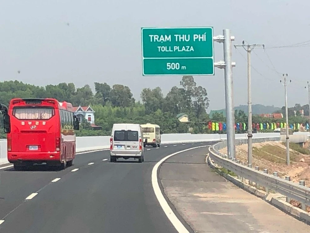 Dự án đường cao tốc Bắc Giang-Lạng Sơn thông xe rút ngắn thời gian lưu thông từ Hà Nội-Lạng Sơn từ 3,5 giờ xuống còn khoảng 2,5 tiếng đồng hồ. (Ảnh: Việt Hùng/Vietnam+)