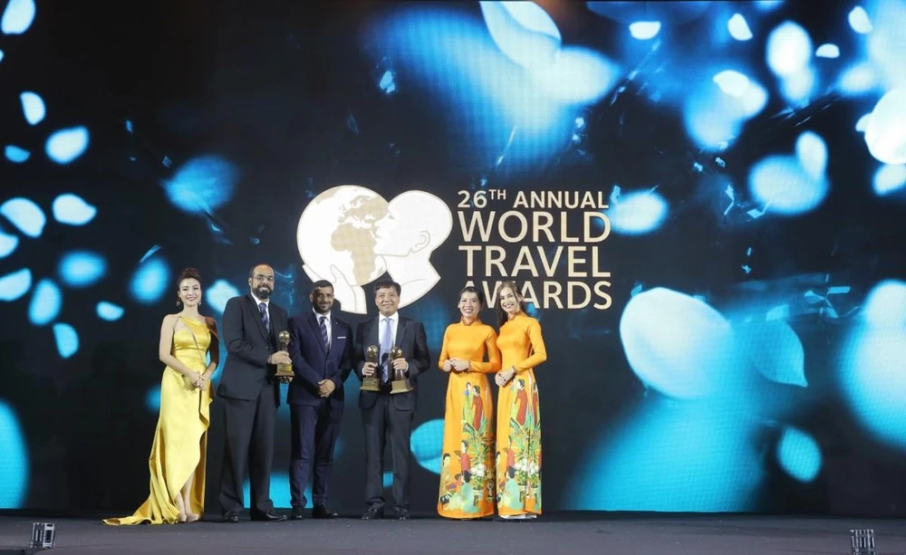 Đại diện Vietnam Airlines đón nhận giải thưởng uy tín tại World Travel Awards Asia 2019. (Ảnh: CTV/Vietnam+)