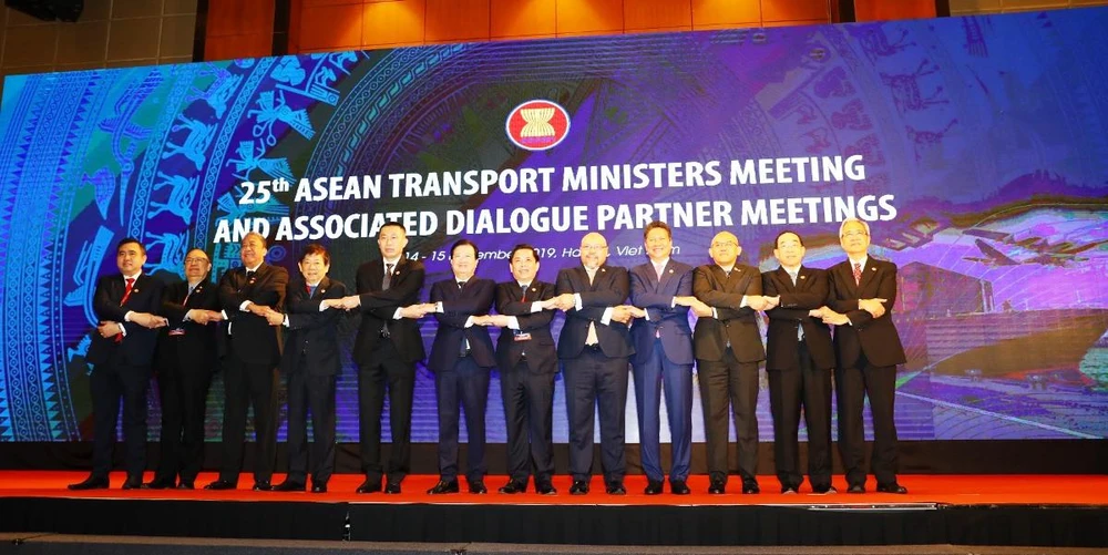 Phó Thủ tướng Trịnh Đình Dũng cùng các Bộ trưởng Giao thông Vận tải các nước ASEAN thể hiện sự đoàn kết tại hội nghị. (Ảnh: Huy Hùng/Vietnam+)