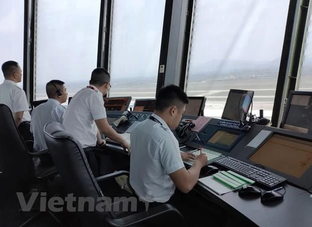 Nhân viên Kiểm soát viên không lưu tại Đài Kiểm soát không lưu Nội Bài điều hành các chuyến bay đi, đến. (Ảnh: Việt Hùng/Vietnam+)