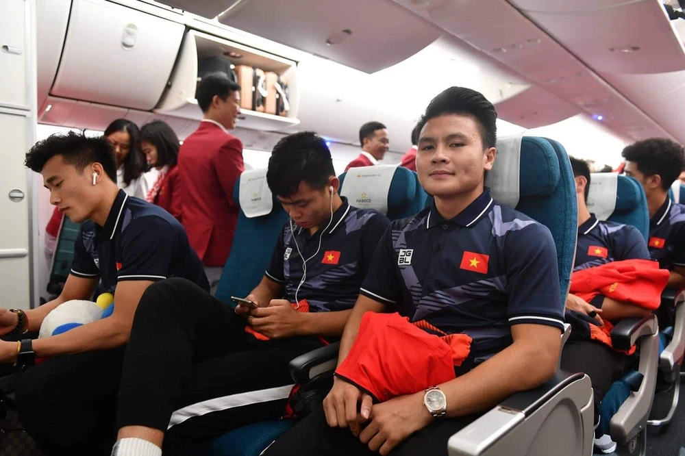 Các cầu thủ trên chuyến bay của Vietnam Airlines về nước. (Ảnh: CTV/Vietnam+)
