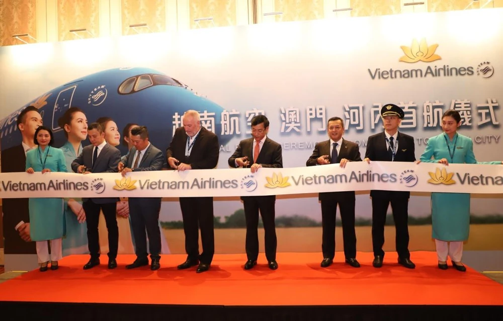 Các đại biểu cắt băng khai trương đường bay từ Hà Nội và Macau. (Ảnh: CTV/Vietnam+)