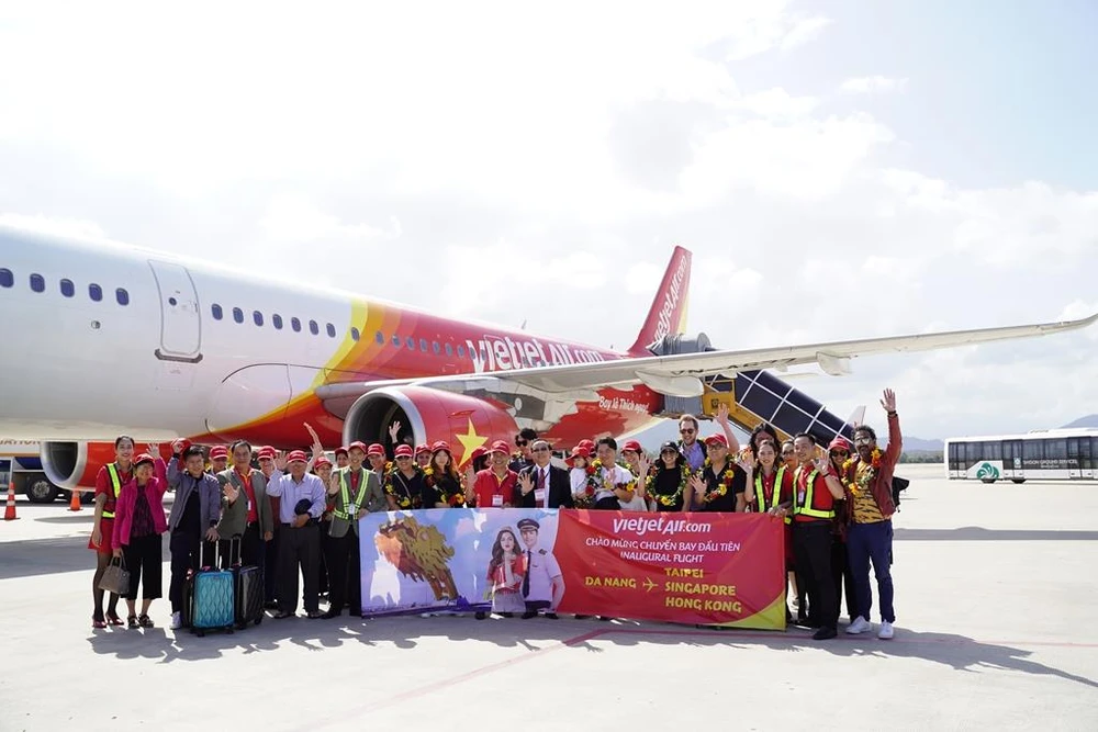 Những hành khách trên đường bay quốc tế đến thành phố Đà Nẵng của hãng hàng không Vietjet. (Ảnh: CTV/Vietnam+)