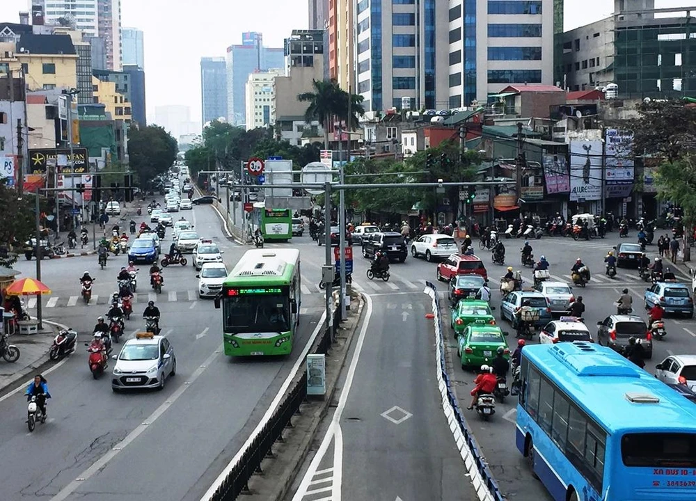 Cùng với hạn chế xe cá nhân, Hà Nội cần đầu tư nhiều vào hạ tầng xe buýt như làn đường dành riêng, nhà chờ... mới thúc đẩy người dân sử dụng vận tải công cộng. (Ảnh: Huy Hùng/Vietnam+)