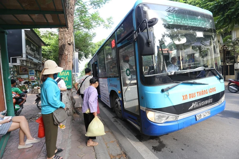 Hành khách mua vé tháng xe buýt có thể không cần dùng tiền mặt. (Ảnh: Huy Hùng/Vietnam+)