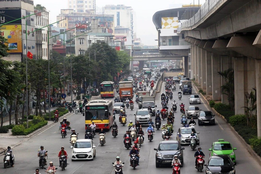 Xe buýt chưa có làn đường dành riêng nên vẫn phải len lỏi giữa các phương tiện giao thông khác. (Ảnh: Huy Hùng/Vietnam+)