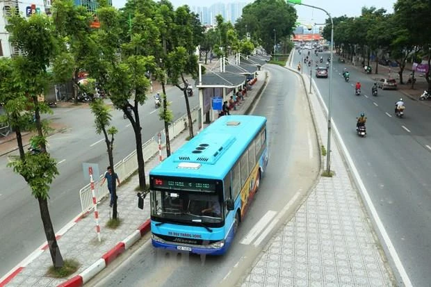 Trong khi chờ các tuyến đường sắt đô thị đưa vào khai thác, xe buýt vẫn giữ vai trò chủ đạo trong vận tải hành khách công cộng của Thủ đô Hà Nội. (Ảnh: Huy Hùng/Vietnam+)