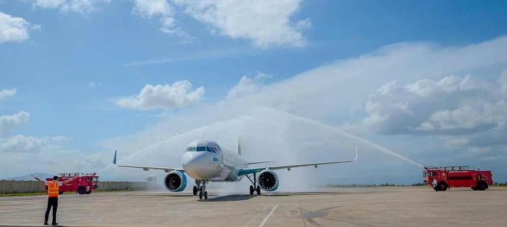 Chuyến bay quốc tế đầu tiên đến Cảng hàng không Quy Nhơn của hãng hàng không Bamboo Airways. (Ảnh: CTV/Vietnam+)