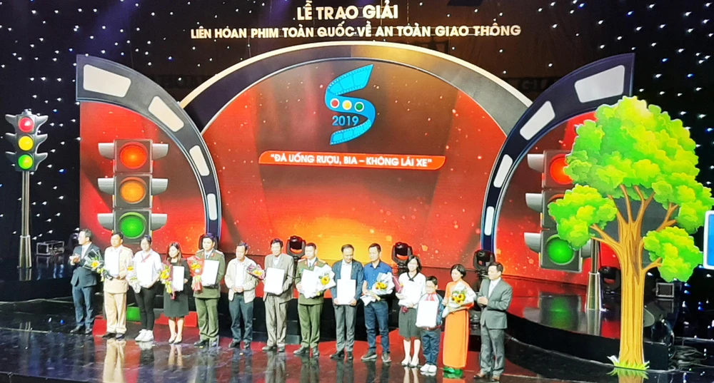 Những tác giải đạt giải tại Liên hoan phim toàn quốc về an toàn giao thông năm 2019. (Ảnh: Việt Hùng/Vietnam+)