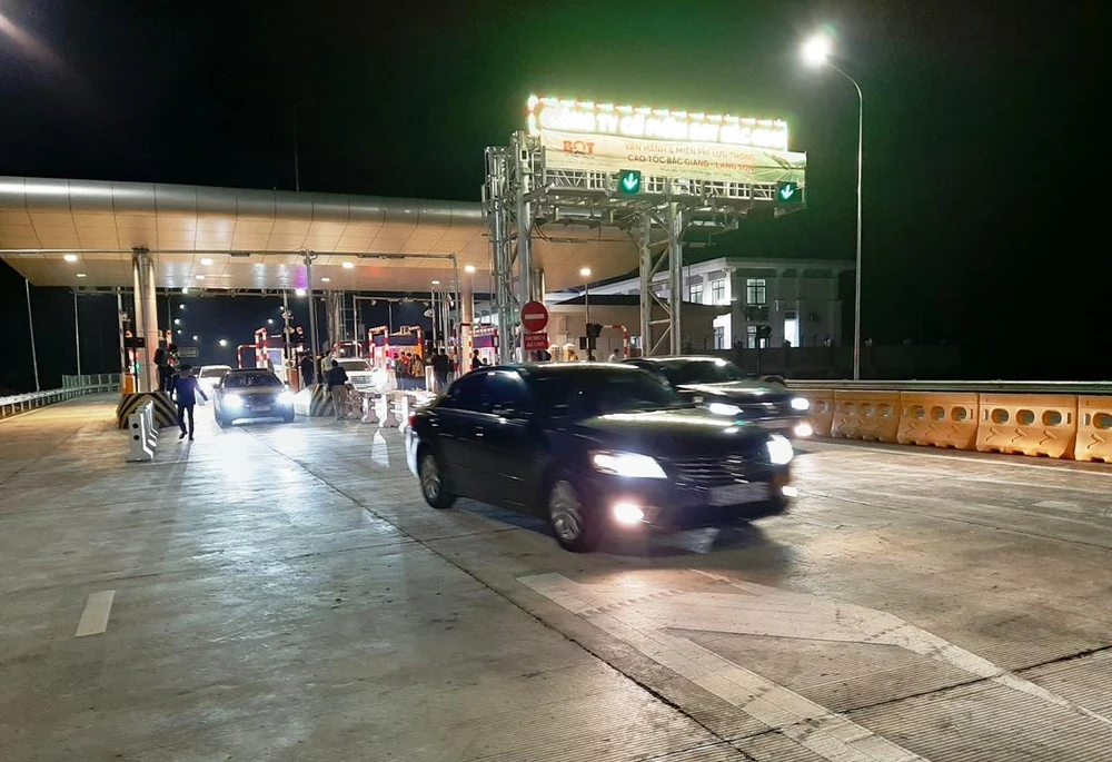 Tuyến đường cao tốc Bắc Giang-Lạng Sơn đã chính thức được thông xe và đưa vào khai thác vận hành miễn phí trong dịp Tết Canh Tý. (Ảnh: Việt Hùng/Vietnam+)
