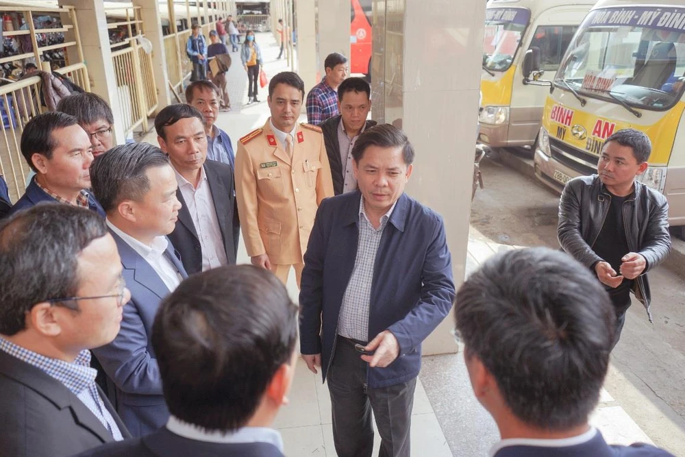 Bộ trưởng Bộ Giao thông Vận tải Nguyễn Văn Thể yêu cầu lãnh đạo bến xe quán triệt không để bất cứ hành khách nào không có xe để về quê ăn Tết. (Ảnh: Việt Hùng/Vietnam+)